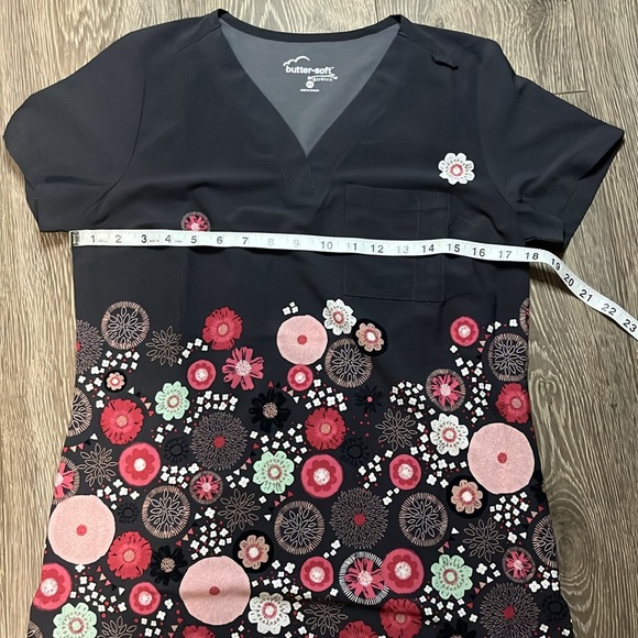 Butter Soft Scrub Top Size XS - Picture 2 of 6